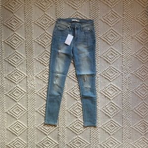 KanCan light wash girlfriend jeans. NWT. Size 5/26. 29 1/2” inseam.